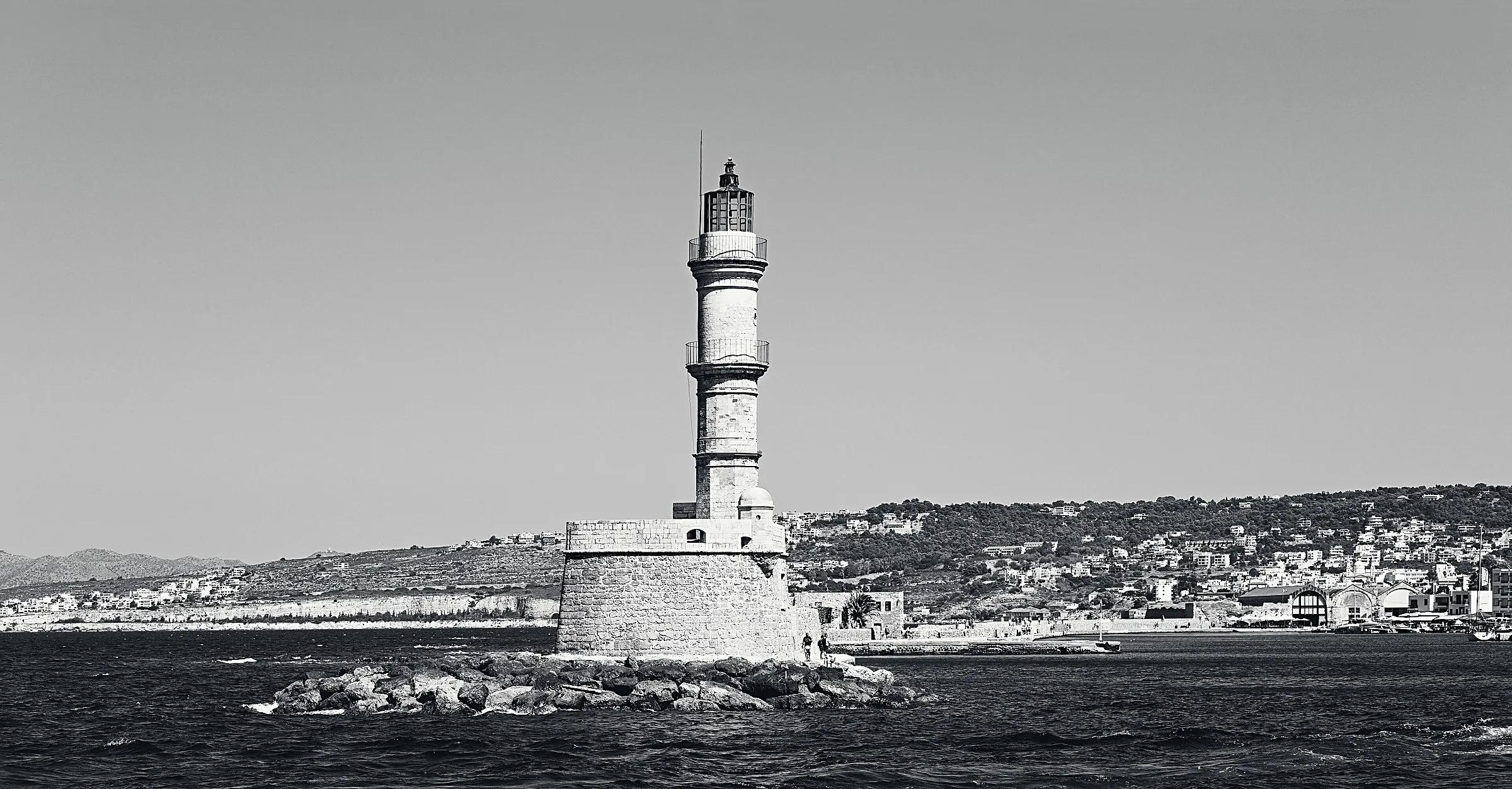 Ο φάρος του παλιού λιμανιού των Χανίων, σε ασπρόμαυρη φωτογραφία.