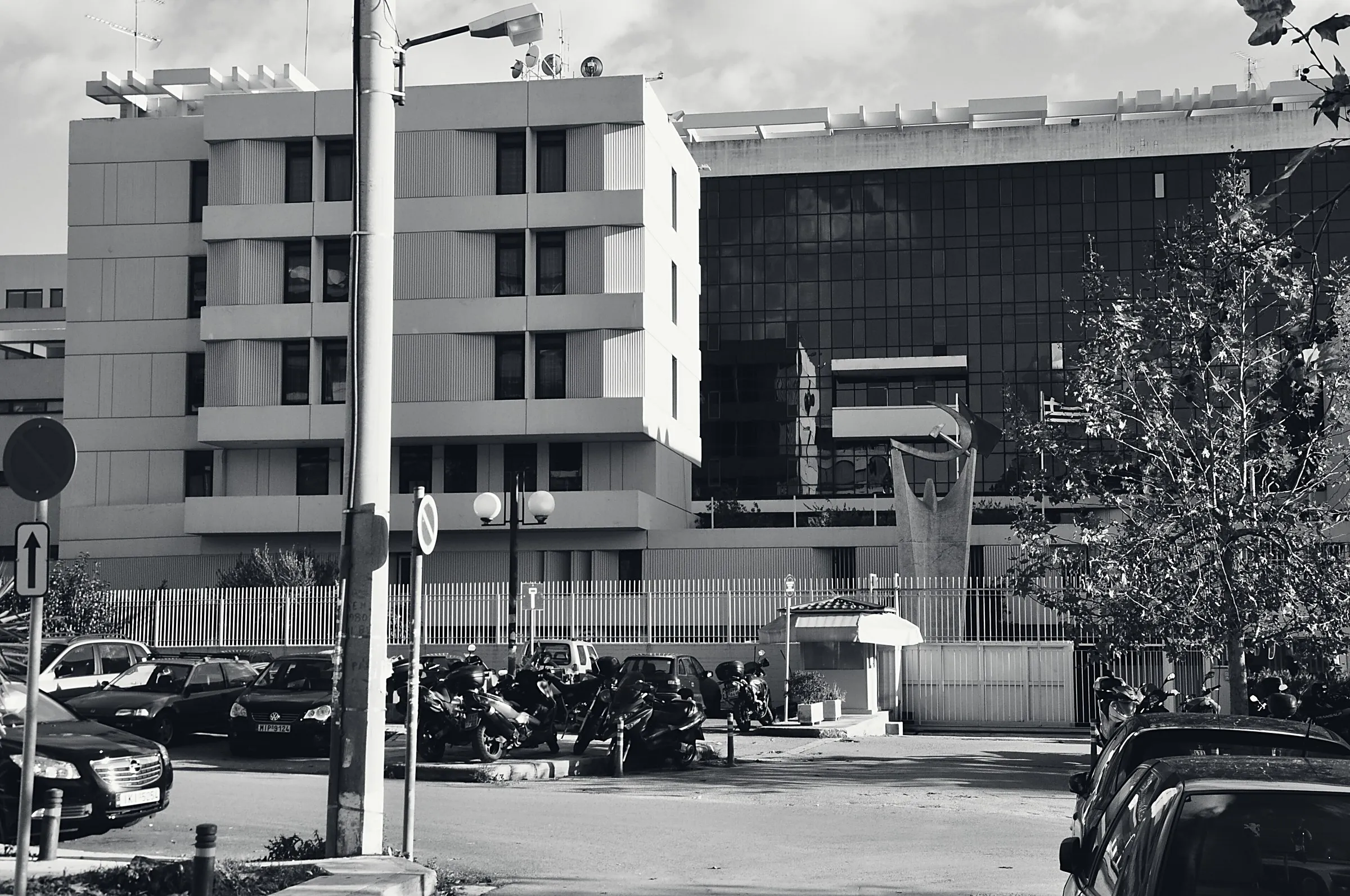 Τα γραφεία του ΚΚΕ στον Περισσό, με το σφυροδρέπανο μπροστά από την είσοδο.