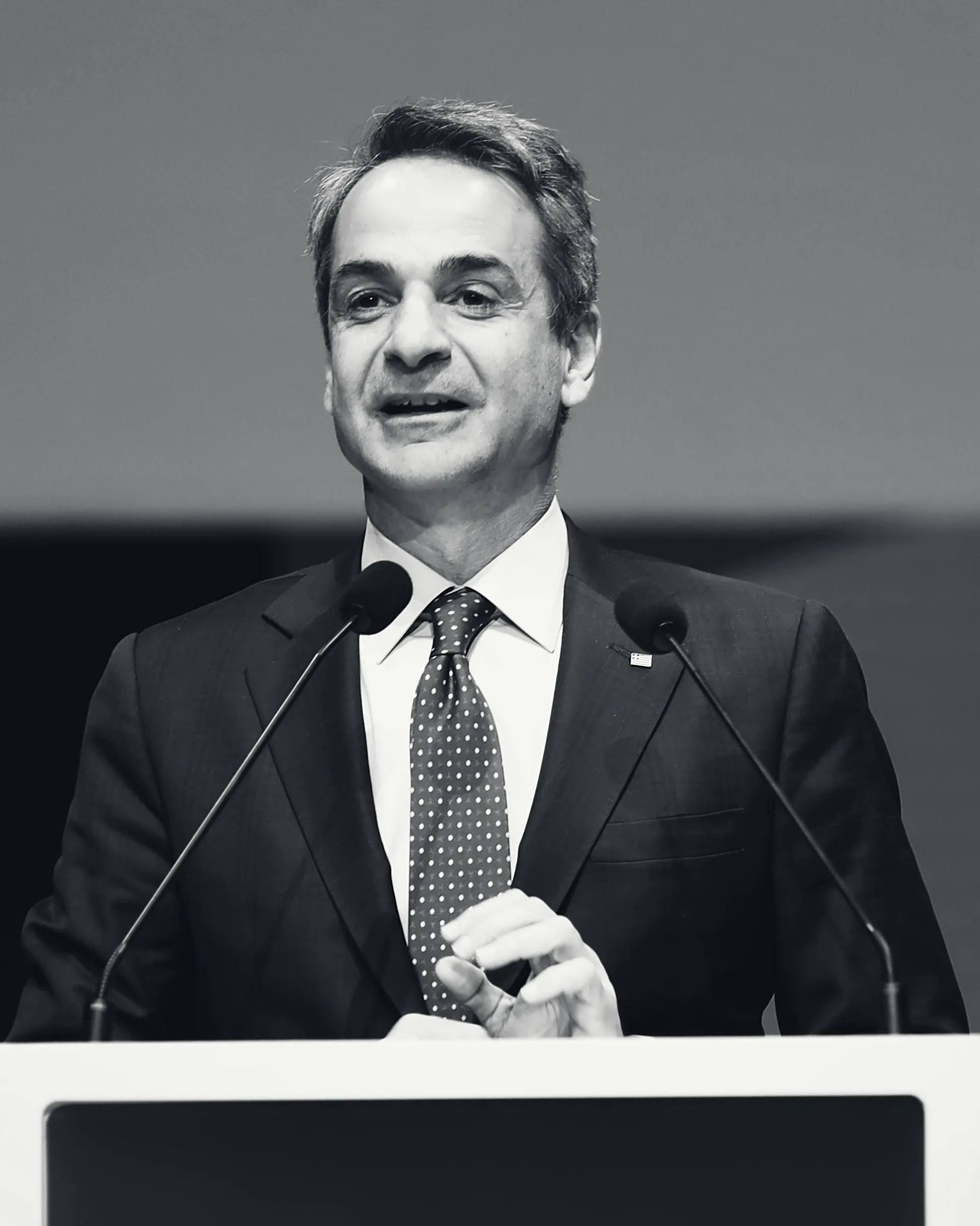 Ο πρωθυπουργός Κυριάκος Μητσοτάκης μιλά σε βήμα.