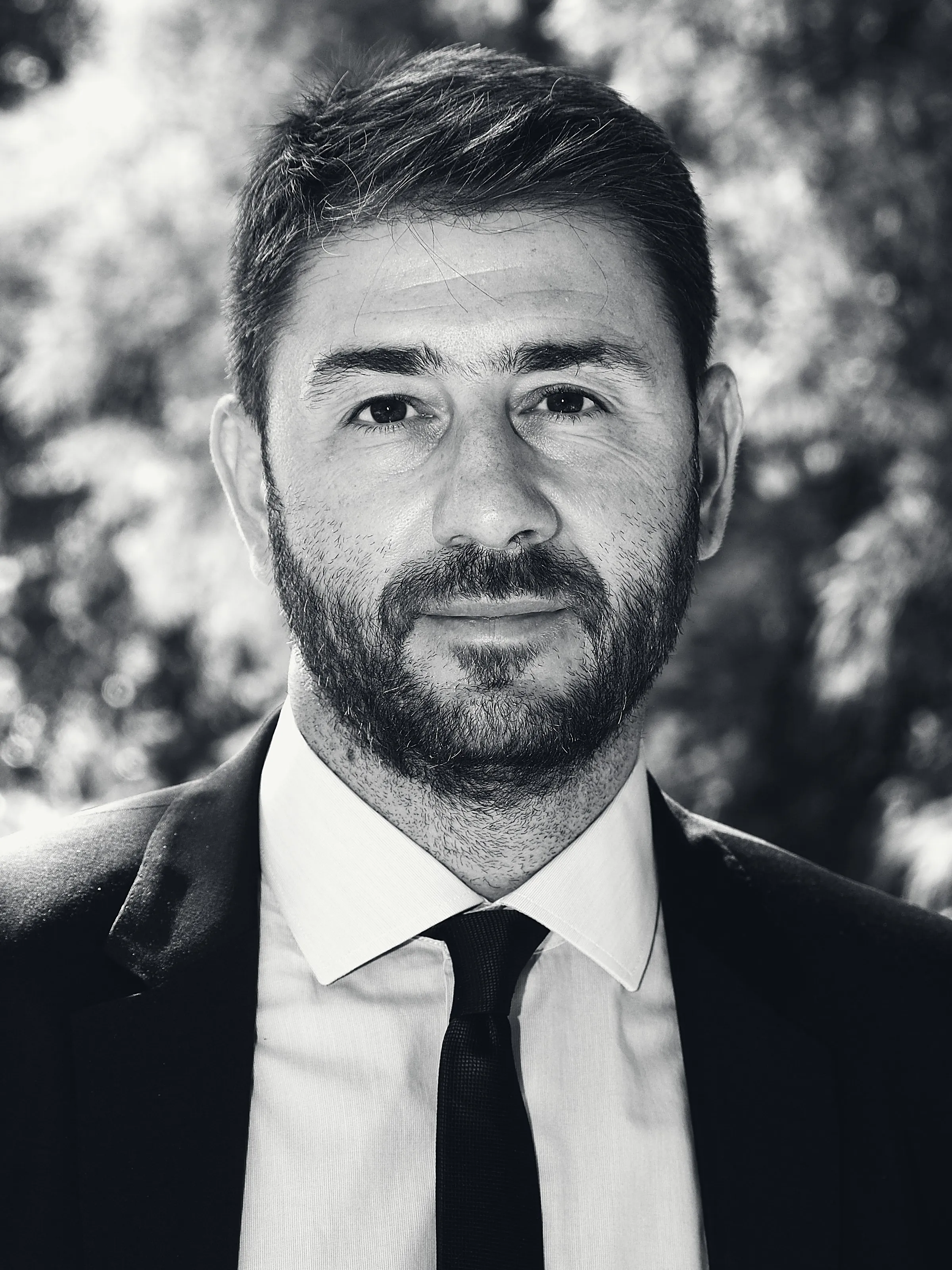 Ο Νίκος Ανδρουλάκης, πορτρέτο σε ασπρόμαυρη φωτογραφία.